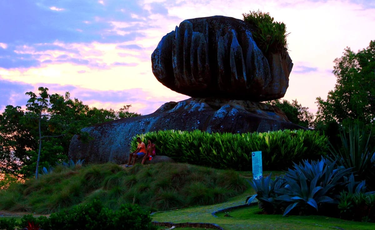 Parque Pedra da Cebola – Vitória ES Parque Pedra da Cebola em Vitória ES ao pôr do sol com visitantes