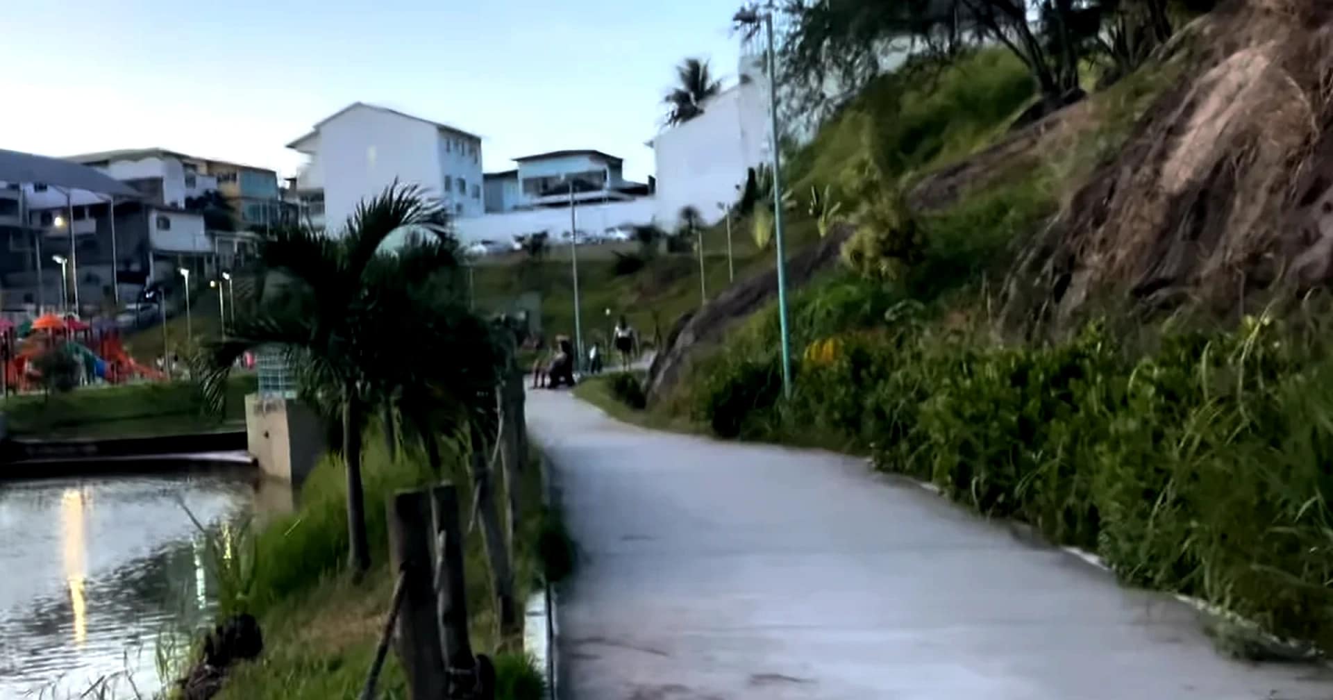 Parque urbano em Vitória ES ao entardecer Caminho em parque urbano de Vitória ES ao entardecer com lago ao lado