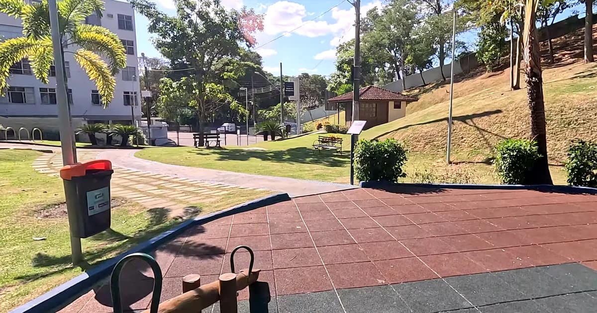 Parque Barão de Monjardim - Vitória ES Parque Barão de Monjardim em Vitória ES com área verde e caminho interno