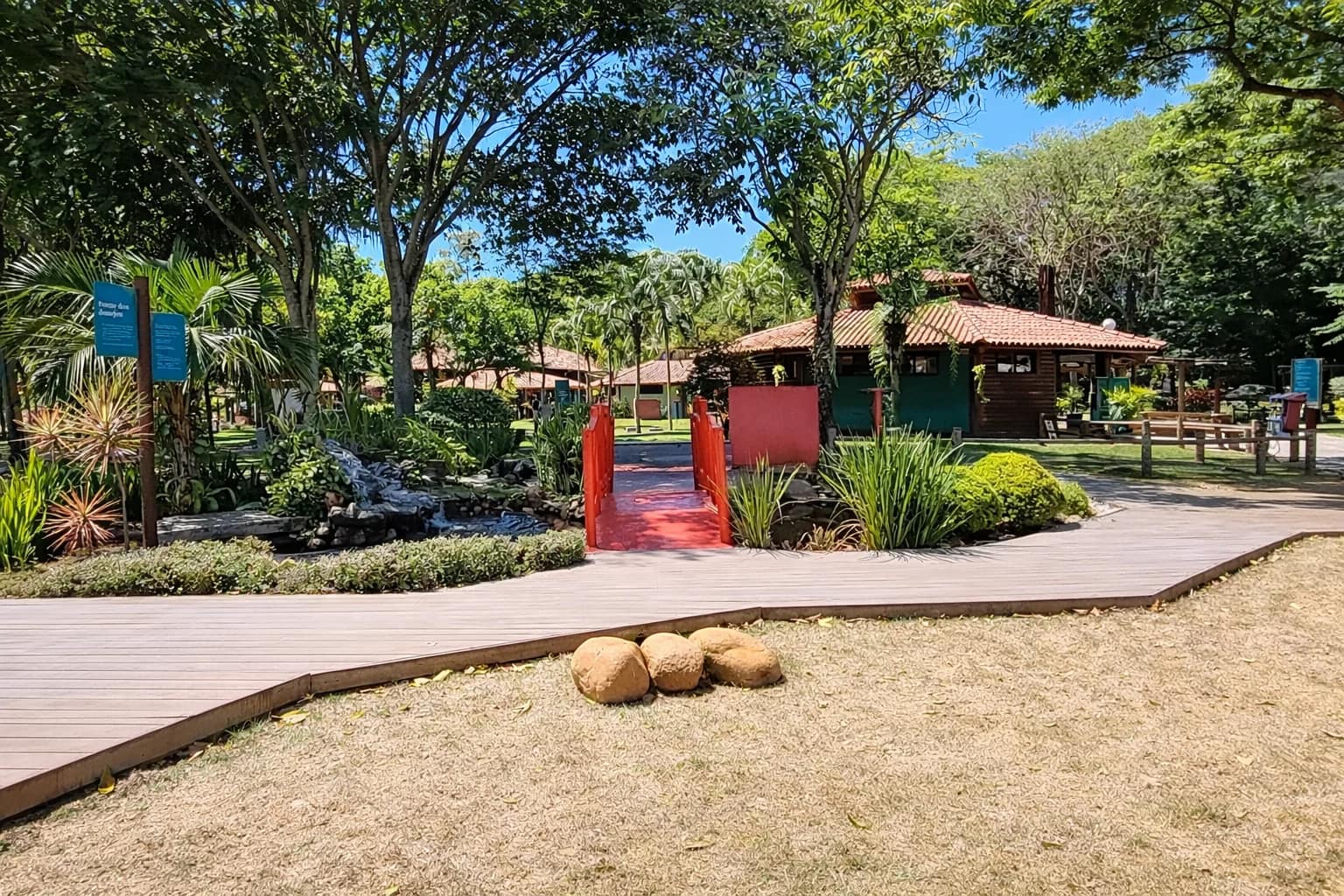 Parque Botânico da Vale - Vitória ES Parque Botânico da Vale em Vitória ES com ponte vermelha e vegetação