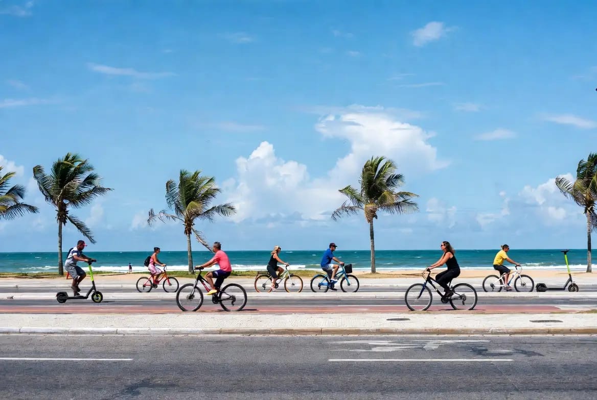 Orla de Vitória com ciclovia Ciclovia na orla de Vitória com pessoas andando de bicicleta