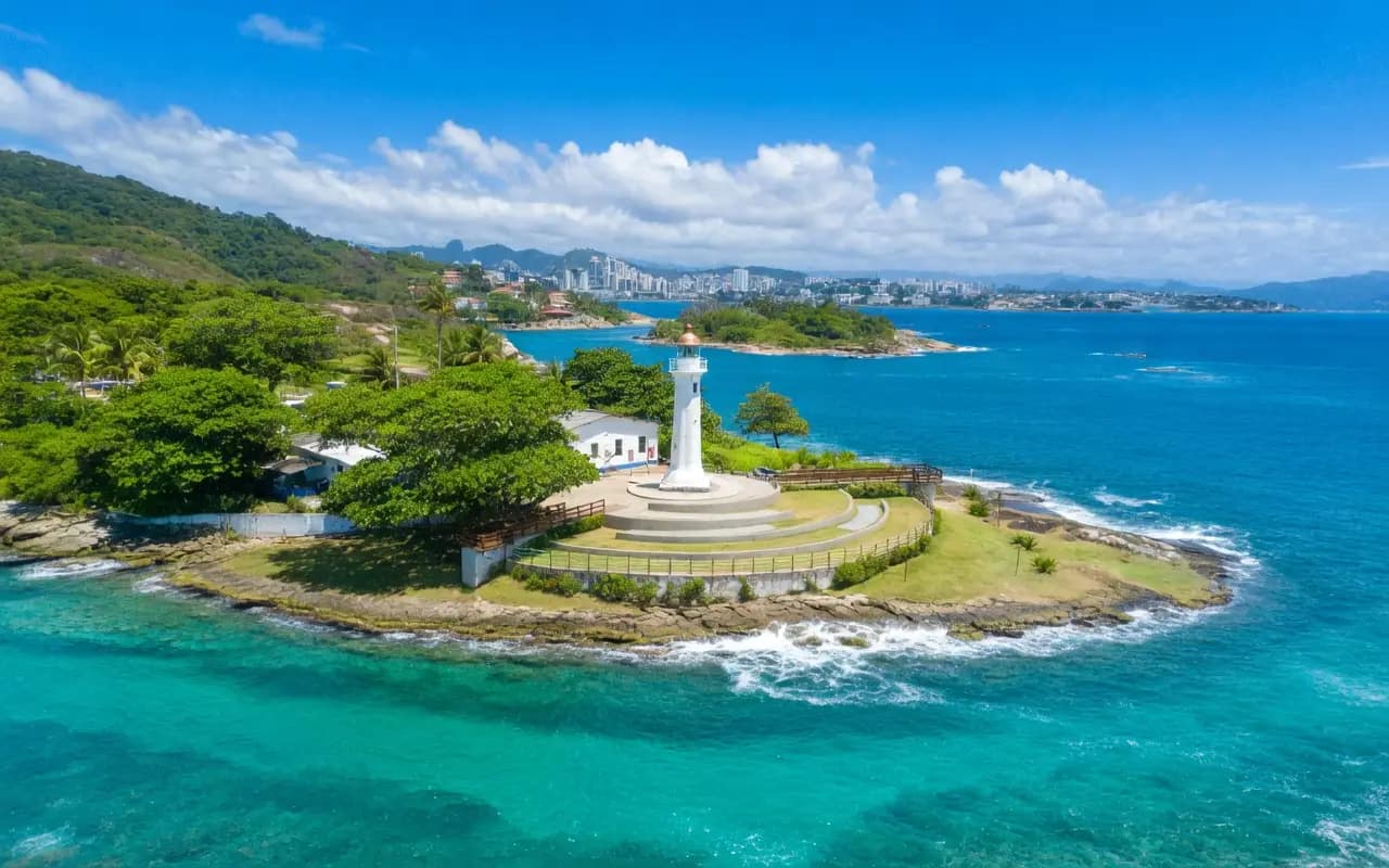 Farol de Santa Luzia em Vila Velha Farol de Santa Luzia em Vila Velha com vista do mar ao entardecer
