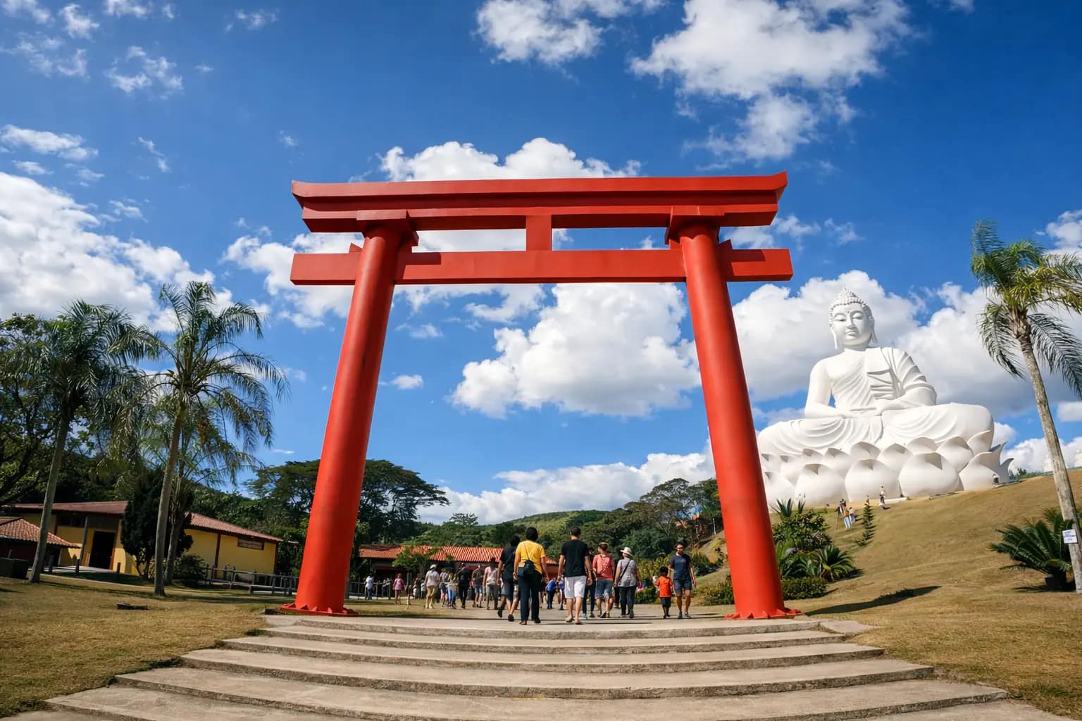 Monumento do Grande Buda de Ibiraçu Monumento do Grande Buda de Ibiraçu com visitantes ao redor